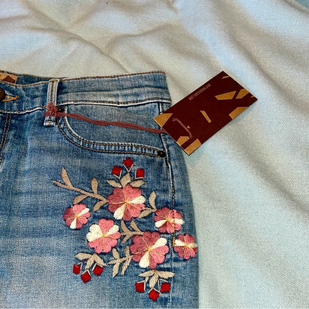 Driftwood ‘Sophia’ Denim Skirt with Floral Embroidery Sz 26 - Picture 2 of 8